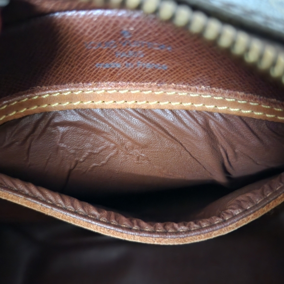 Louis Vuitton Blois Crossbody - Picture 8 of 16